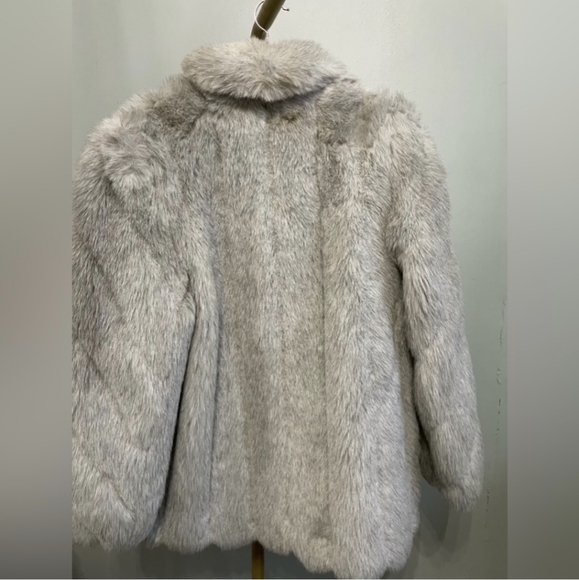 Luxurious Vintage Faux Fur Coat - Picture 3 of 10